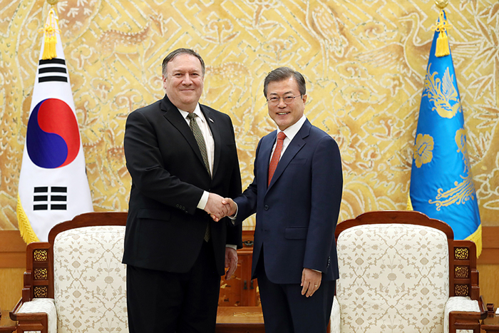 Südkoreas Präsident Moon Jae-in schüttelt am 7. Oktober die Hand vom US-Außenminister Mike Pompeo im Cheong Wa Dae. ⓒ Cheong Wa Dae
